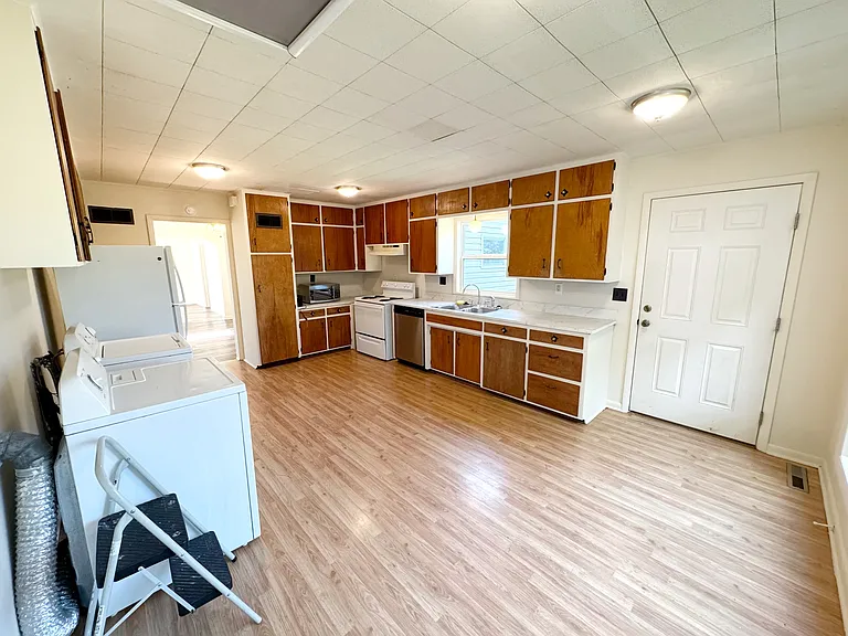 312 Jackson St — Photo 15