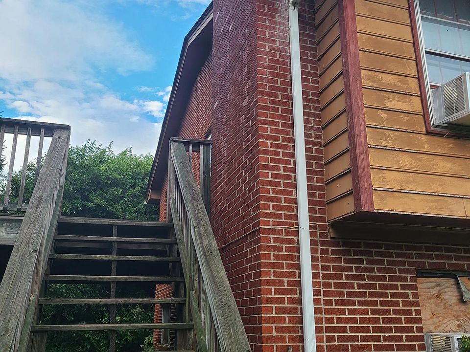 1st image of 713 Lee St APT 2