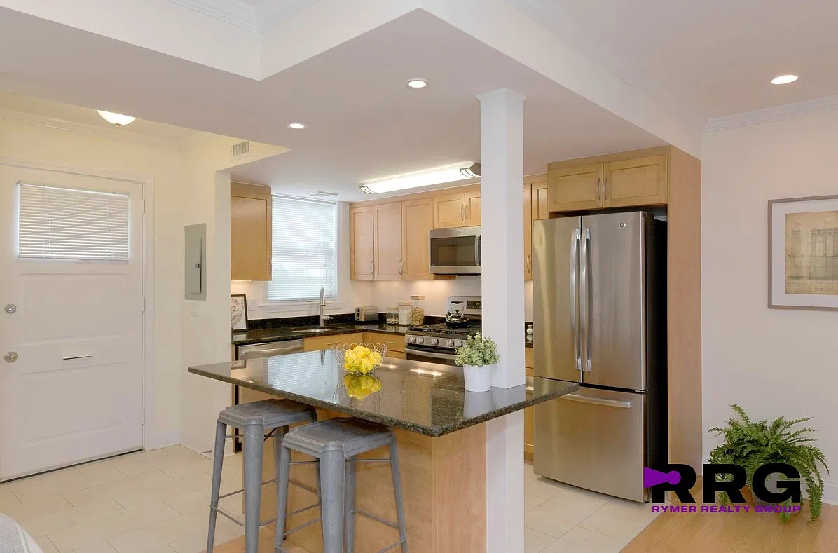 2 bed, 1.0 bath, 984 sqft, $3,820 — Photo 2