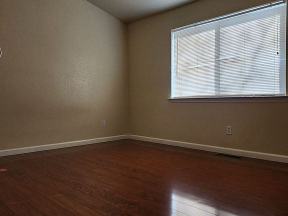4th image of 1325 E Marion Russell Dr