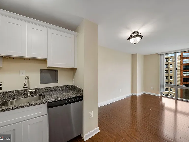 950 25th St NW #704 — Photo 3