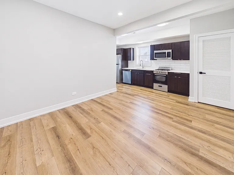 2542 S Albany Ave #1R — Photo 2