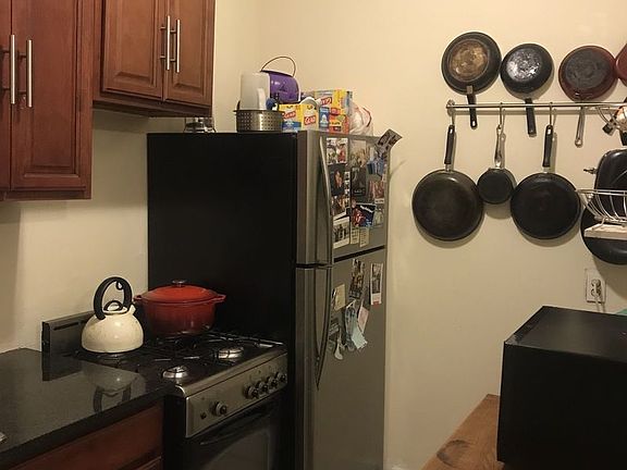 4th image of 1338 Willoughby Ave APT 3C