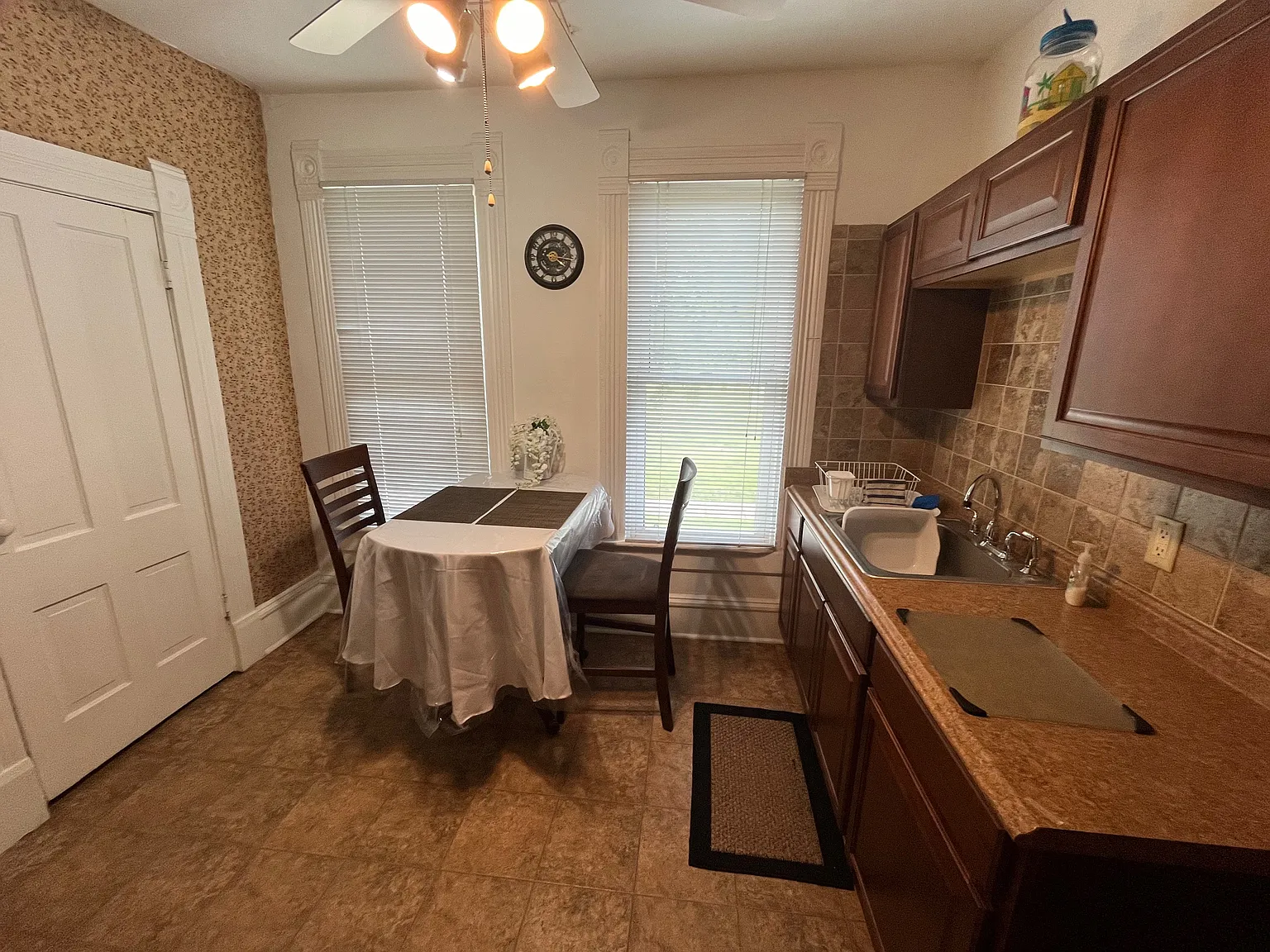 1 bed, 700 sqft, $1,100 — Photo 1