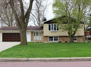 1437 Indian Hill Rd, Worthington, MN 56187