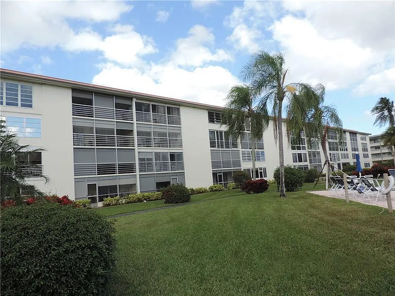 2901 Victoria Cir #H4 — Photo 2