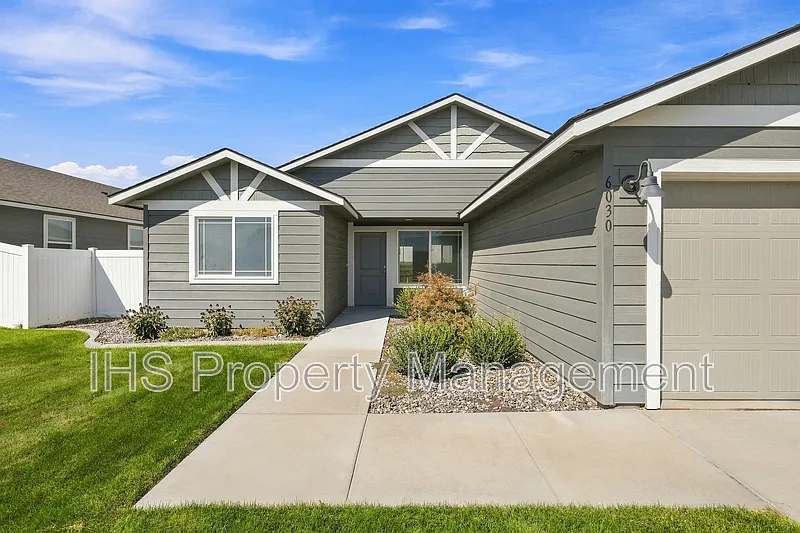 3 bed, 2.0 bath, 1400 sqft, $2,195 — Photo 2