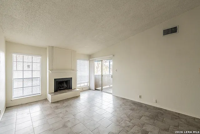 2 bed, 2.0 bath, 1118 sqft, $1,285 — Photo 2