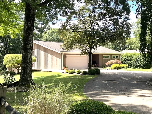 134 Oak Manor Dr, Natrona Heights, PA 15065