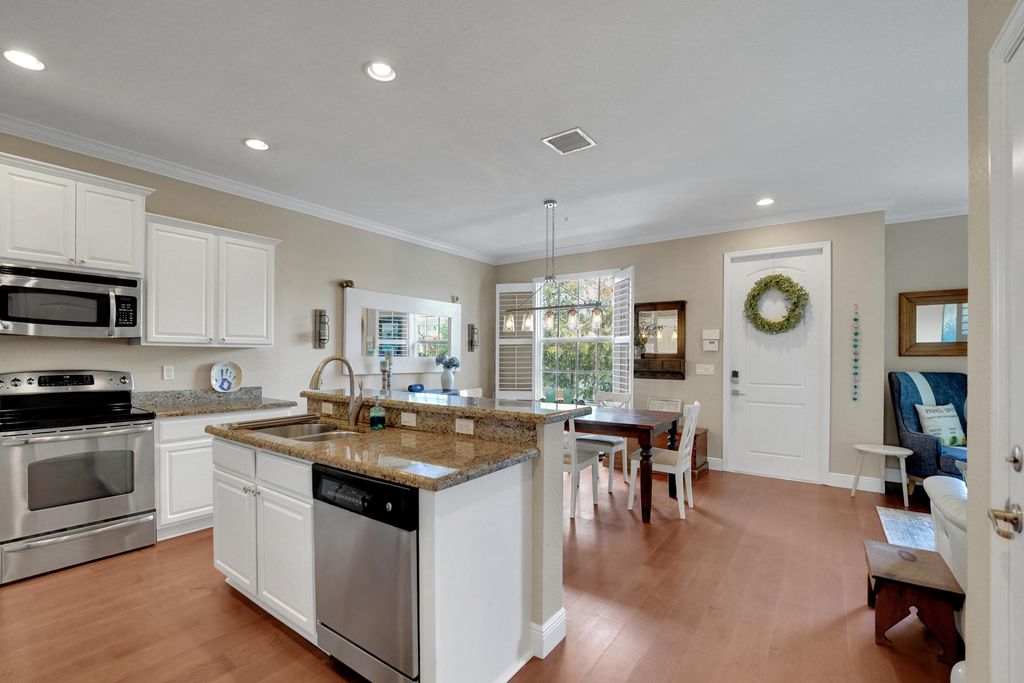 243 SW 7th Street, photo 9
