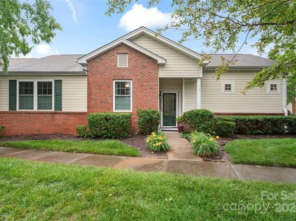 8607 Meadowmont View Dr, Charlotte, NC 28269