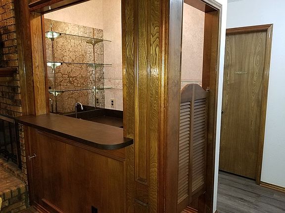 4th image of 1101 Meadowview Dr