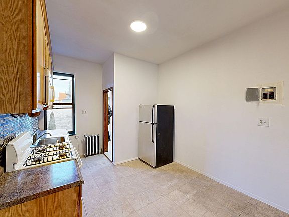 2nd image of 954 Manhattan Ave