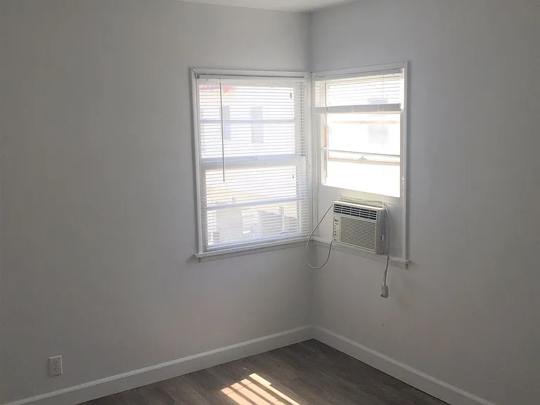 Evans Apartments — Photo 16