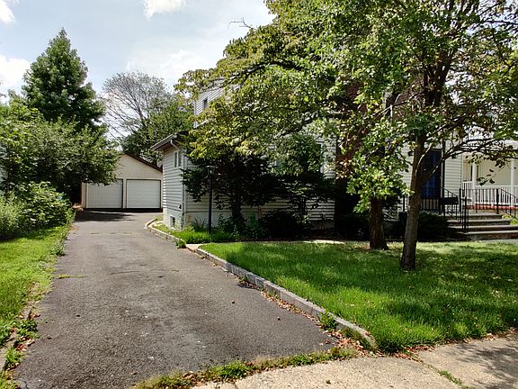 Driveway (7 cars)