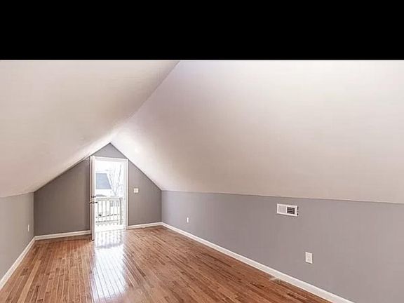 4th image of 122 Hart St Floor 2