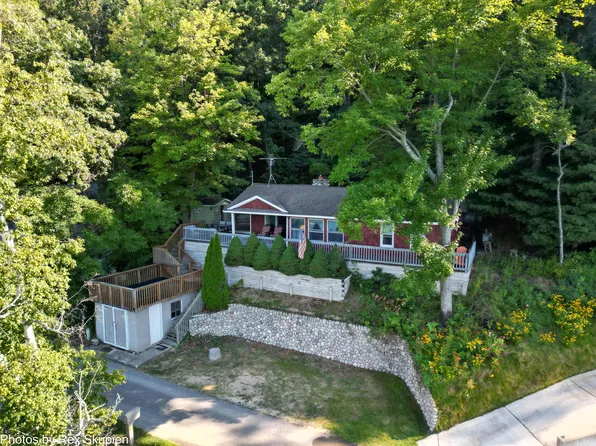 353 E Sawyer Blvd, Newaygo, MI 49337