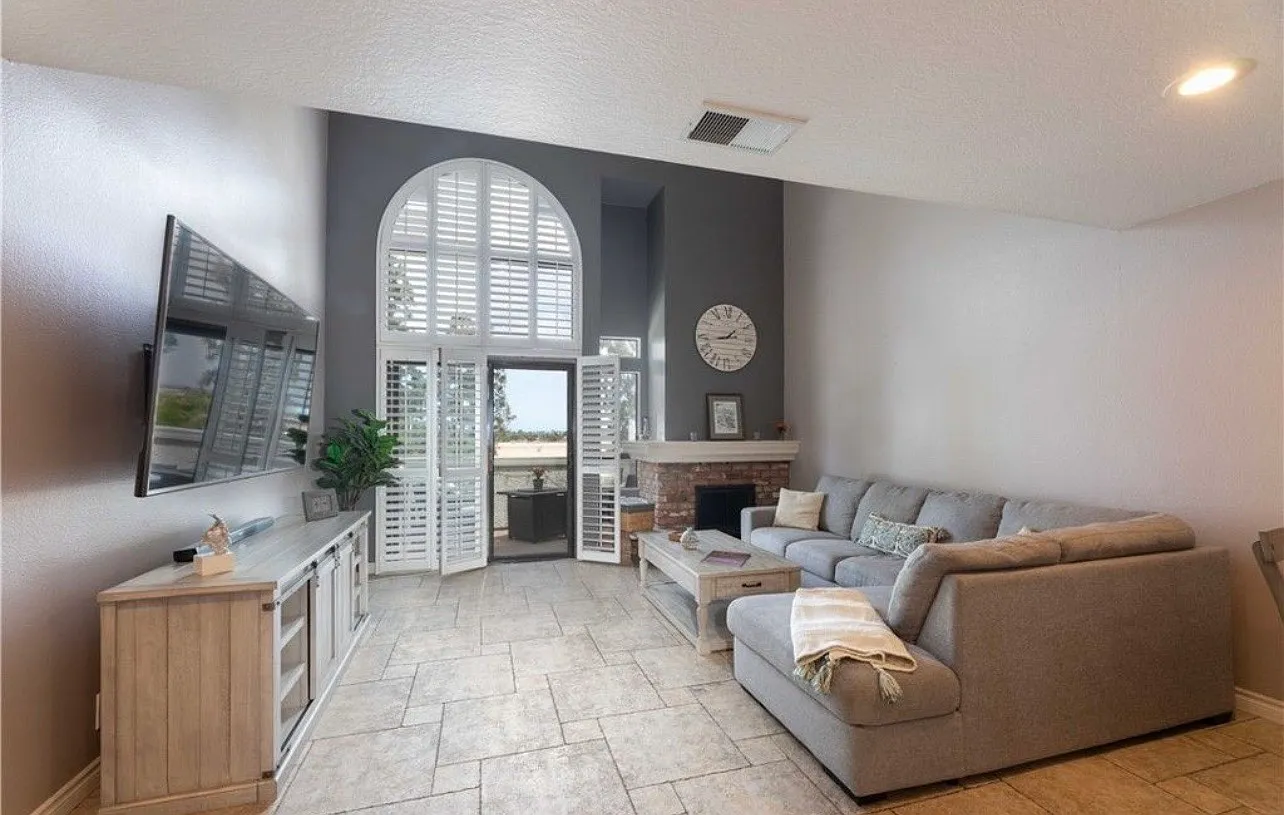 1 bed, 842 sqft, $3,000 — Photo 1