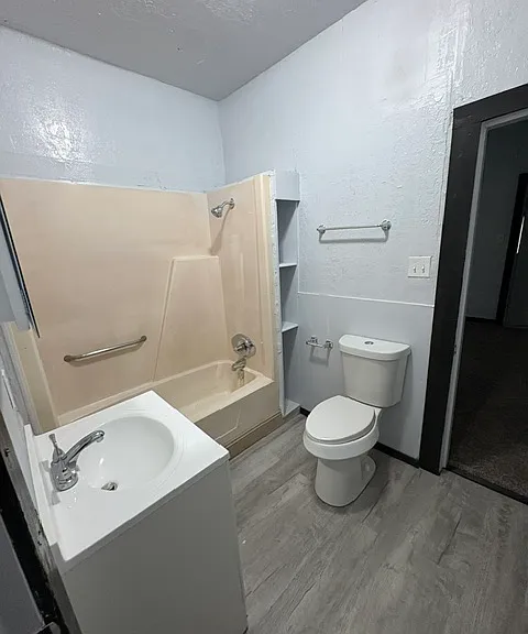 904 SW G Ave — Photo 3