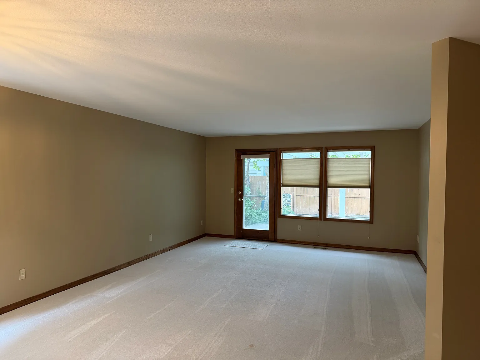 3 bed, 1558 sqft, $2,300 — Photo 3