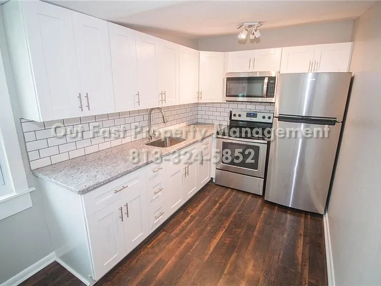 226 SW Lincoln Cir N #B — Photo 6