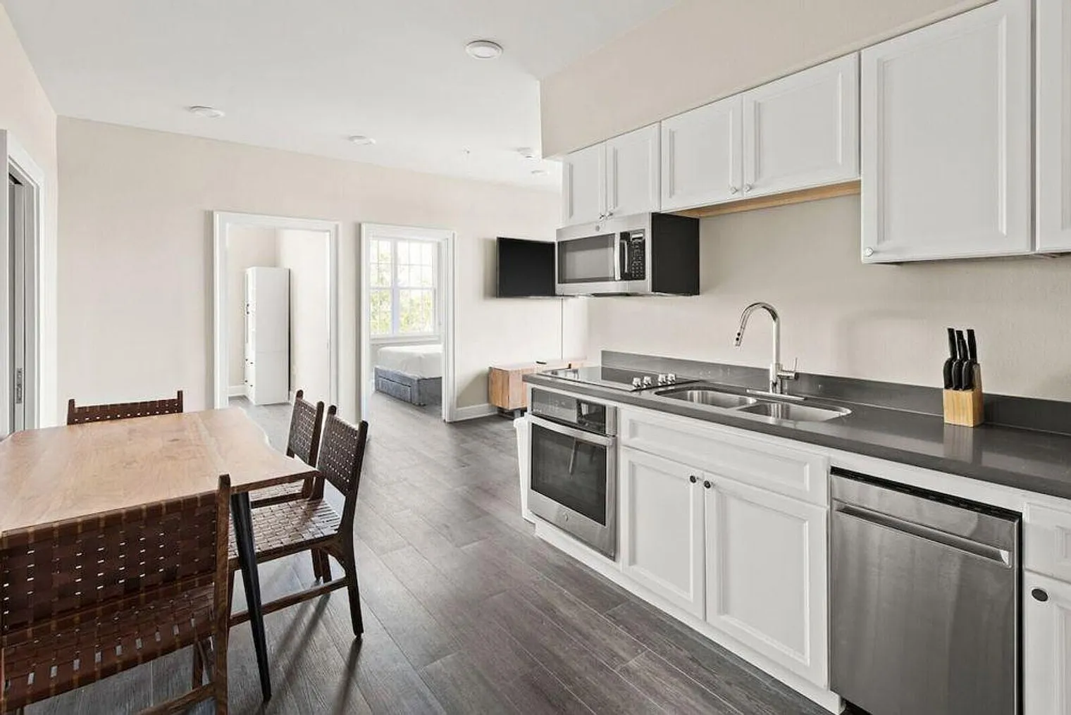 2 bed, 1.0 bath, 516 sqft, $4,684 — Photo 3
