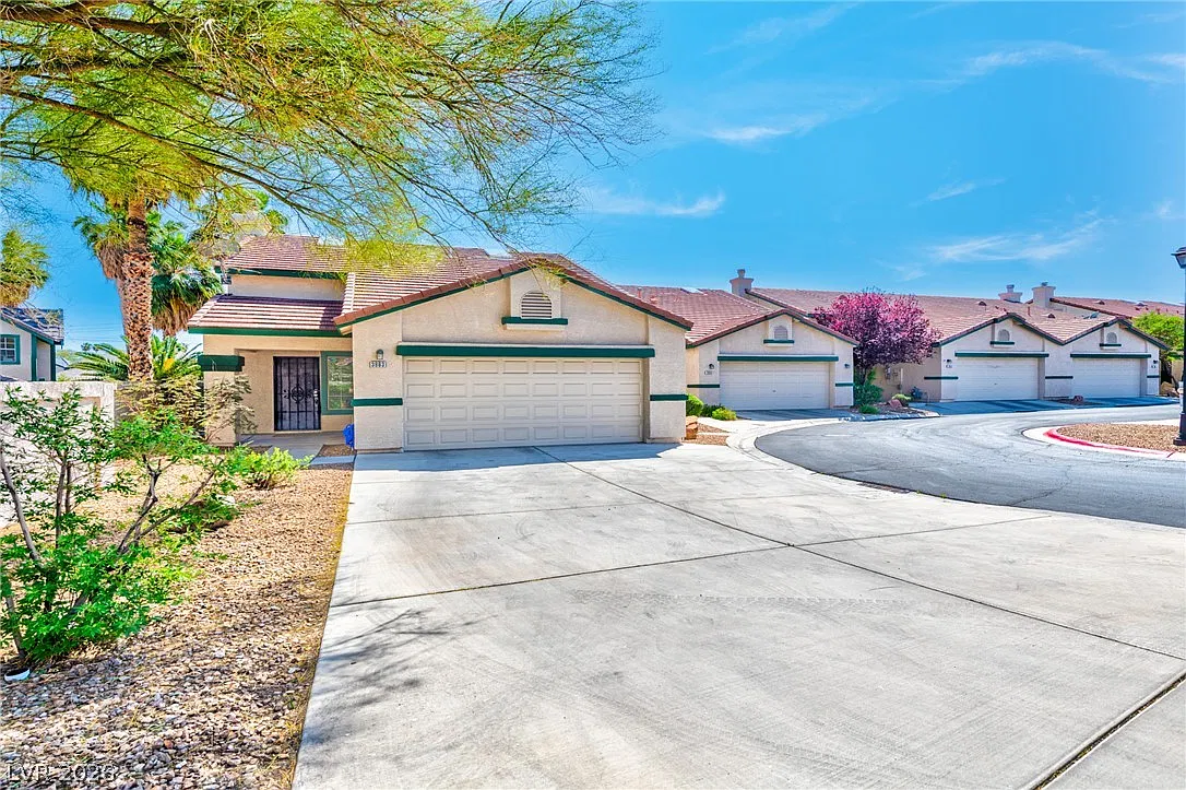 3 bed, 2.0 bath, 1351 sqft, $1,700 — Photo 1