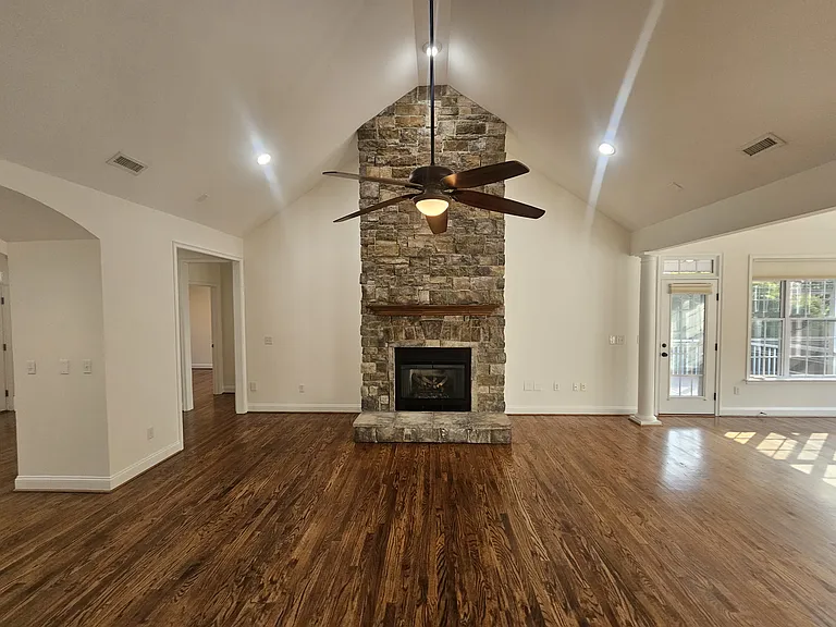 212 Medford Dr — Photo 6