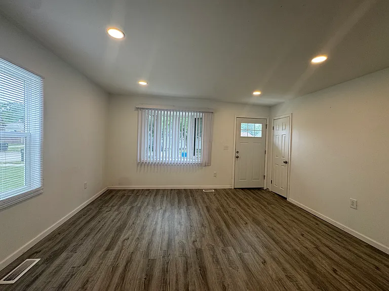 560 E Kalama Ave — Photo 2
