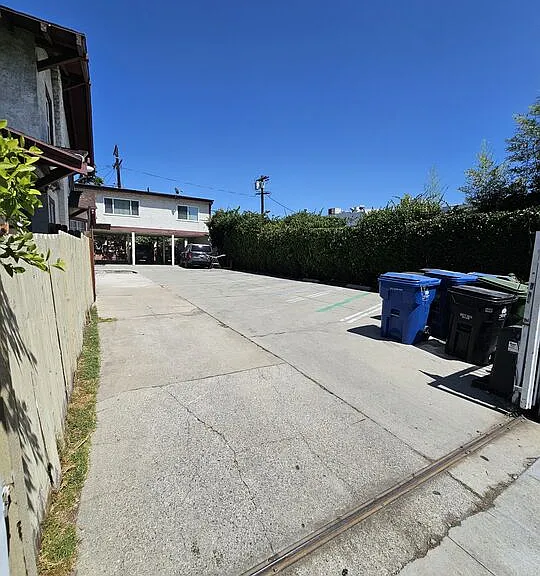 1822 S Oxford Ave — Photo 2