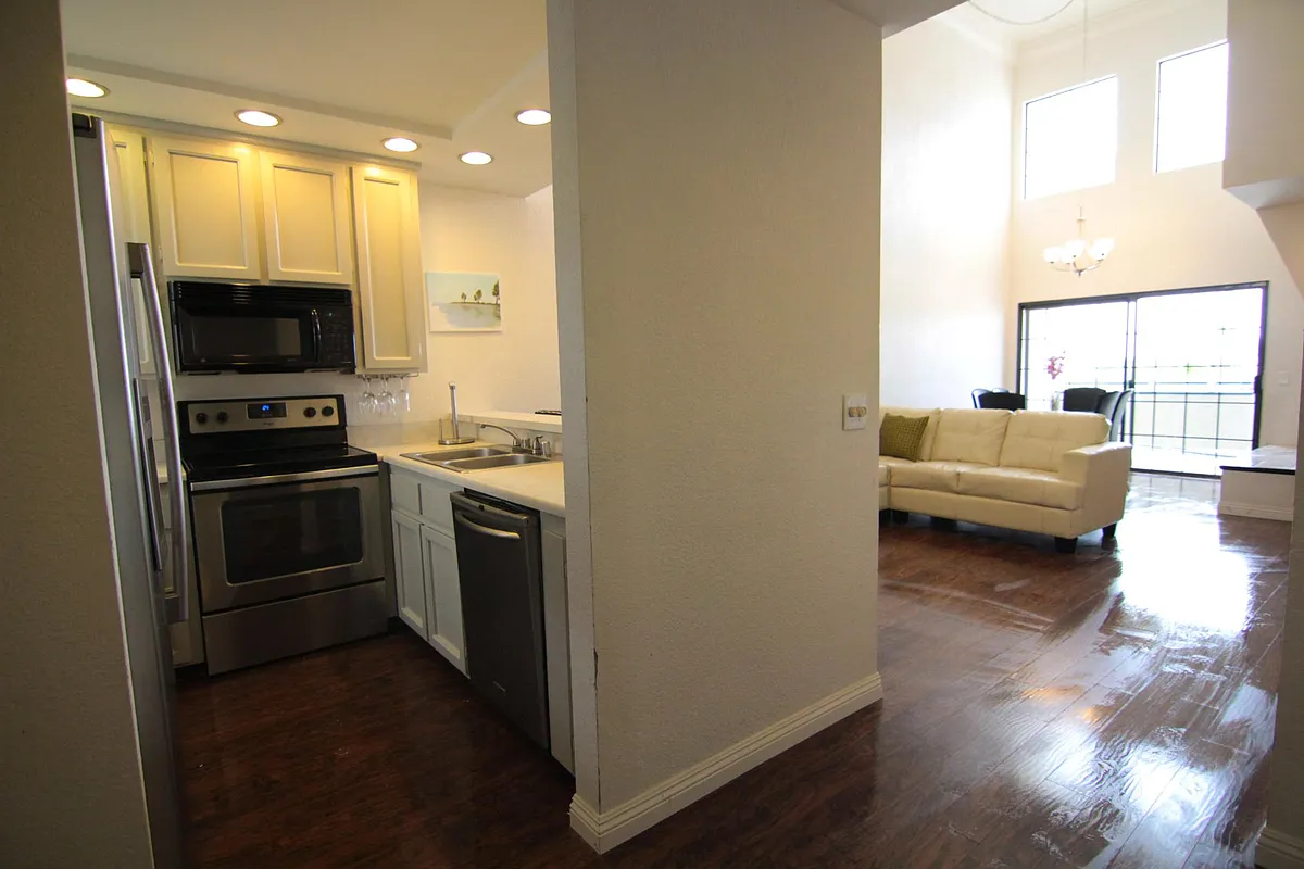 Building Photo - 270 Dahlia Ave #16
