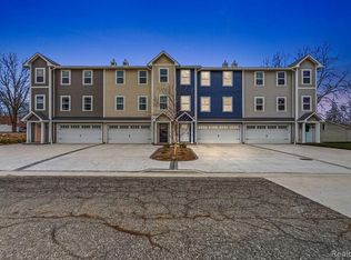 202 Oakwood St, Holly, MI