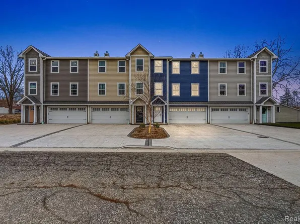 202 Oakwood St, Holly, MI 48442