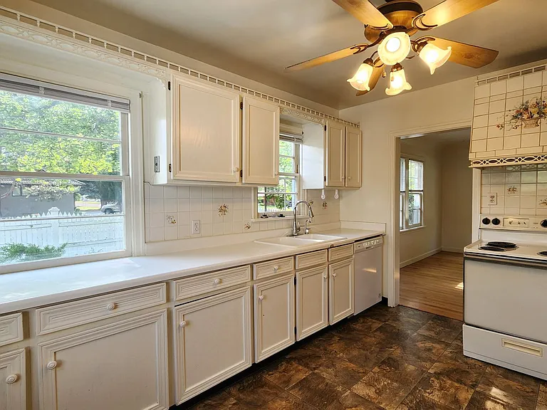 540 Beverly Ave — Photo 15