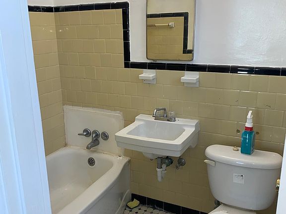 3rd image of 101 Ellinor Ct #A-b