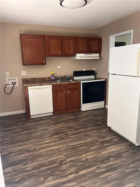 3 bed, 1.5 bath, 810 sqft, $1,300 — Photo 3