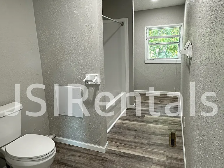 1212 E 5th St — Photo 7