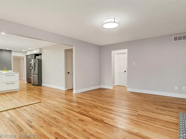 165 Woodedge Dr — Photo 9