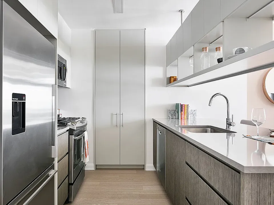 7 W 21st St #805
