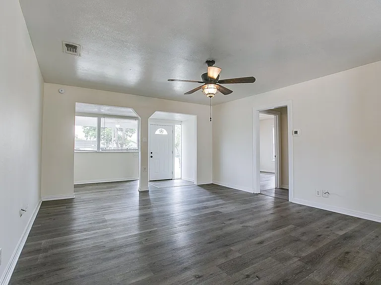 1921 W Avenue J — Photo 6
