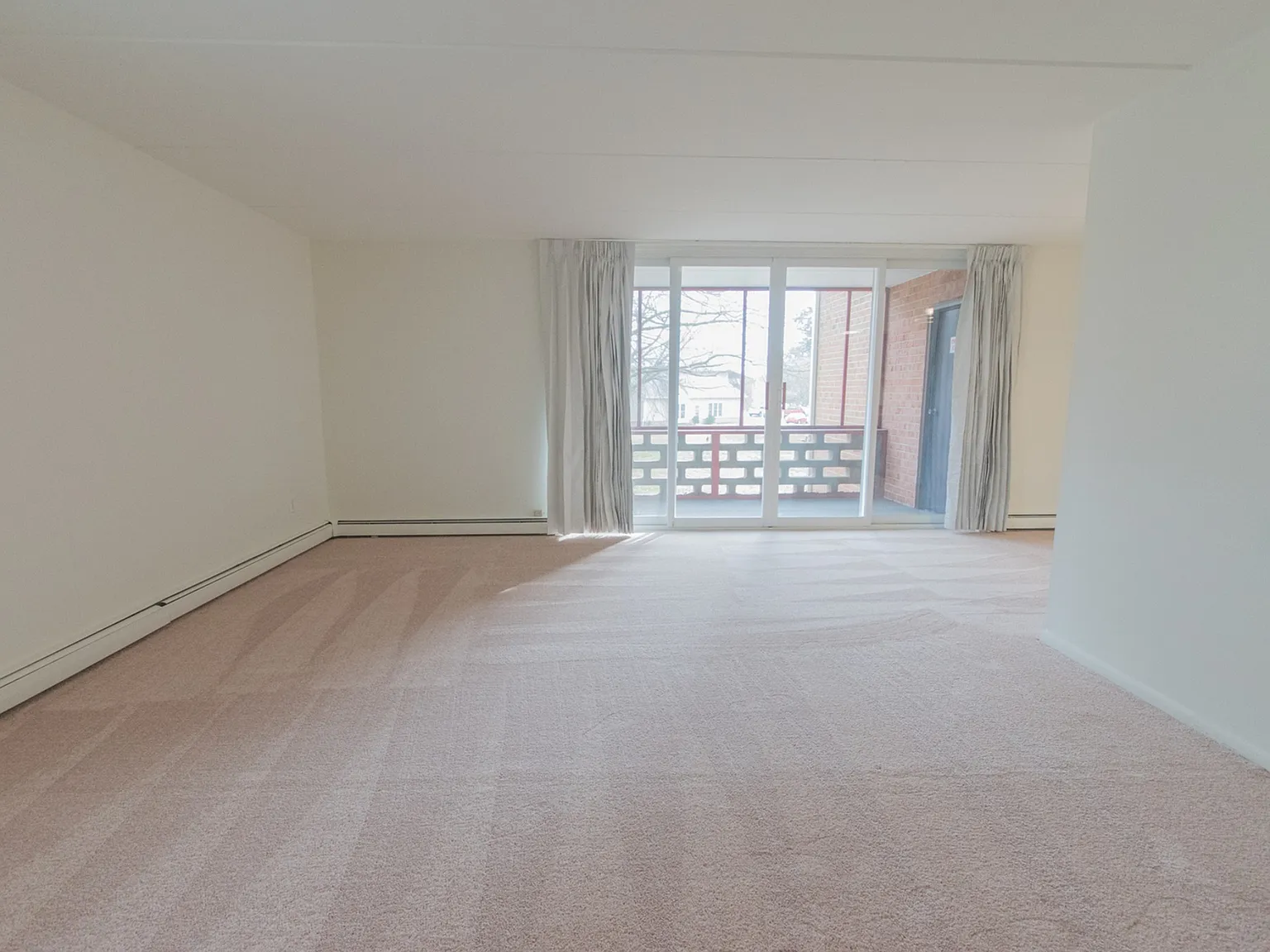 Lake Club Apartments — Photo 4