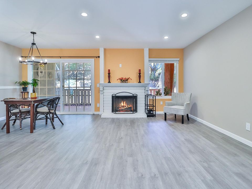 1st image of 224 Oak Leaf Dr #104