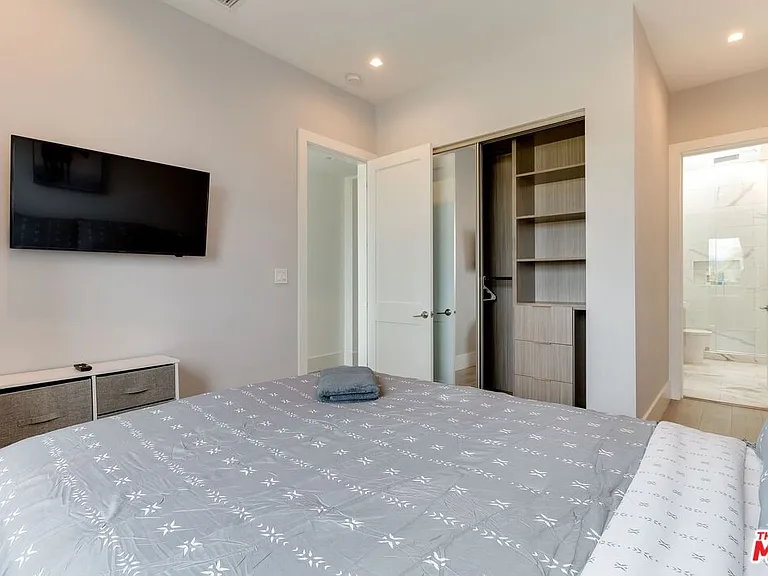 4826 W Pickford — Photo 35