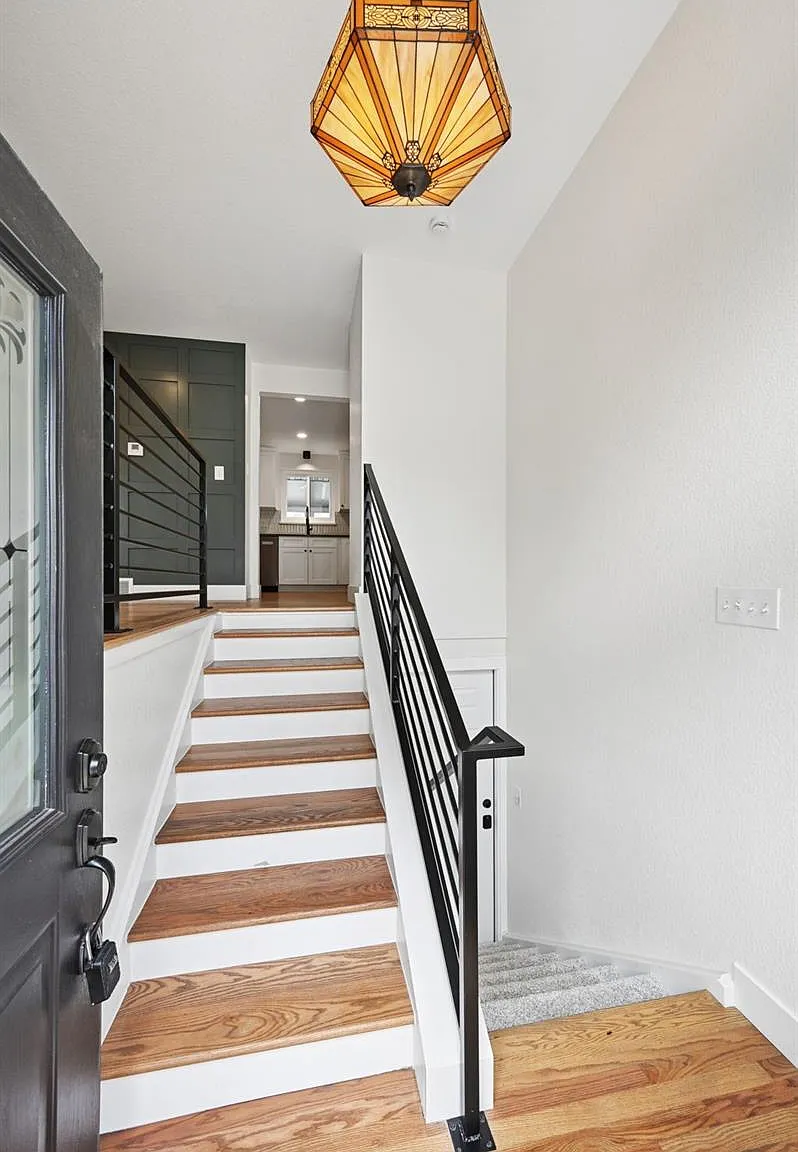 3 bed, 2.0 bath, 1619 sqft, $3,250 — Photo 2