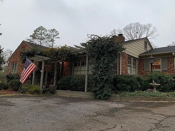 Parking area in front