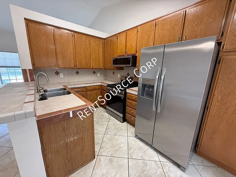 2501 Summerchase Ave — Photo 7
