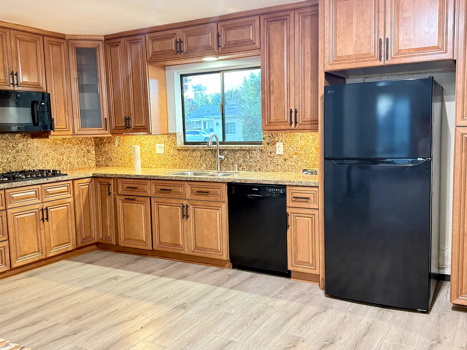 3 bed, 1420 sqft, $4,700 — Photo 4