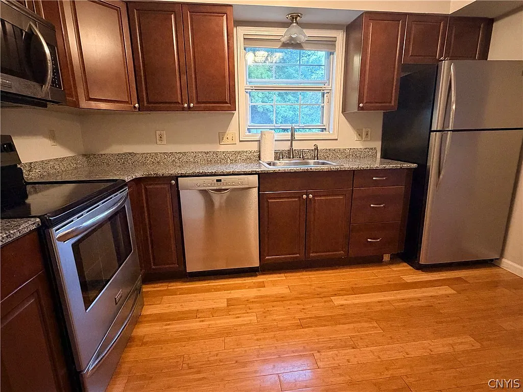 2 bed, 1.5 bath, 1136 sqft, $1,900 — Photo 3