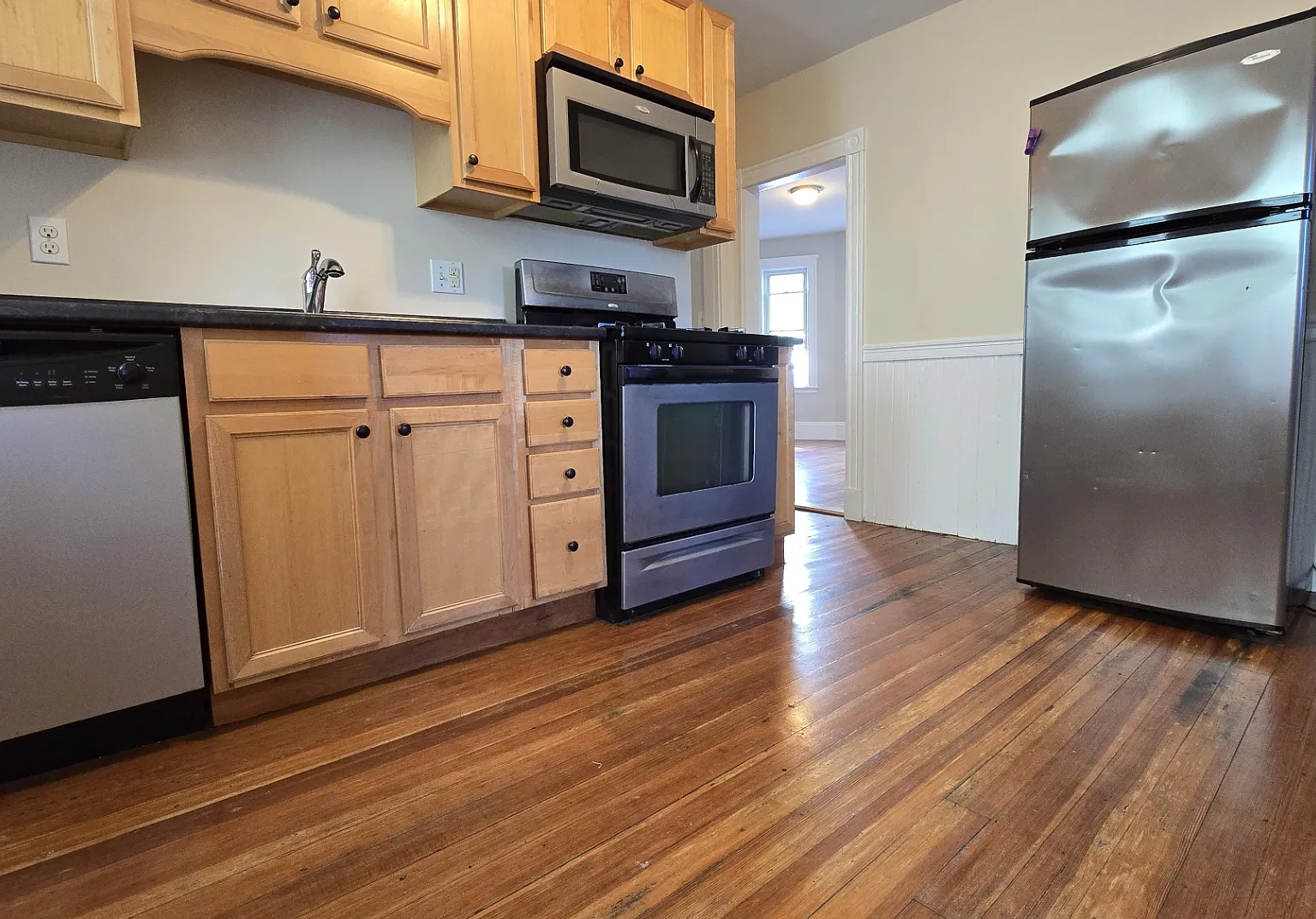 3 bed, 9999 sqft, $3,300 — Photo 1