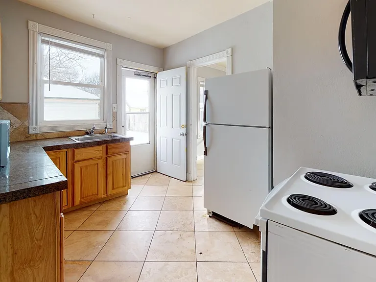 912 Grand Ave — Photo 3